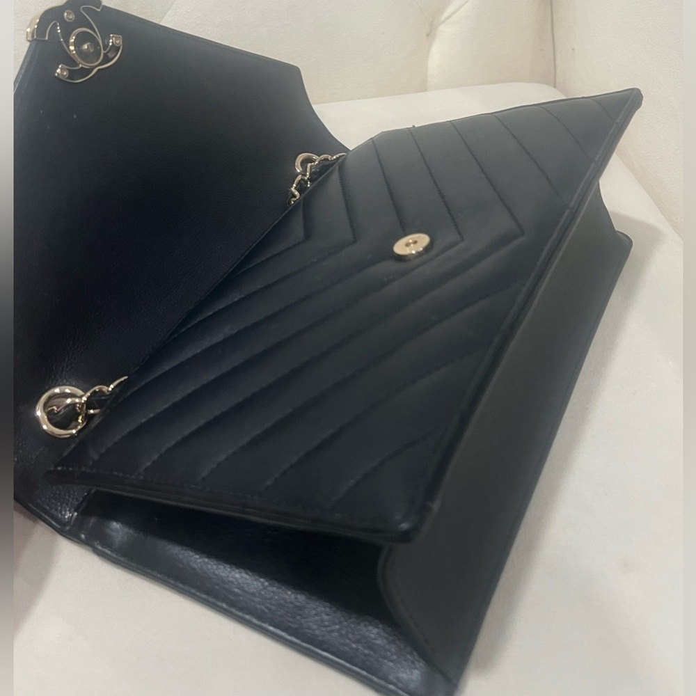 Chanel Black Chevron Leather Envelope Bag GHW - Picture 10 of 15
